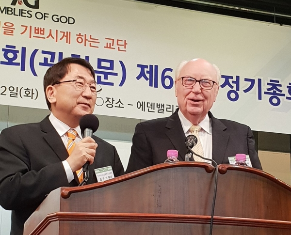 세계하나님의성회 총재 Dr. George Wood목사의 축사에 이은 저녁 성회 설교.(좌측은 통역을 맡은 최완기 목사)