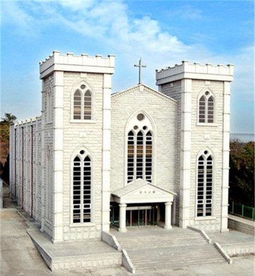 현재의 평양 봉수교회, 좌우 멀리서 십자가가 보이지 않도록 양쪽 두기둥을 십자가보다 높게 올렸다.