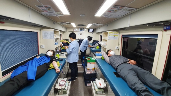 헌혈 캠페인에 동참 중인 건협 부산검진센터 직원
