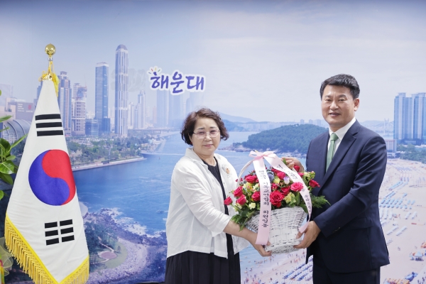 회계 김경애 권사(좌)가 김성수 청장에게 축하 꽃바구니 전달했다.