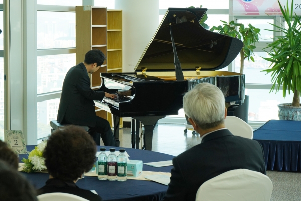 김성재 기획처장의 사회로 진행된 2부 음악회에서 권준 교수(고신대 음대)가 피아노 연주를 했다.