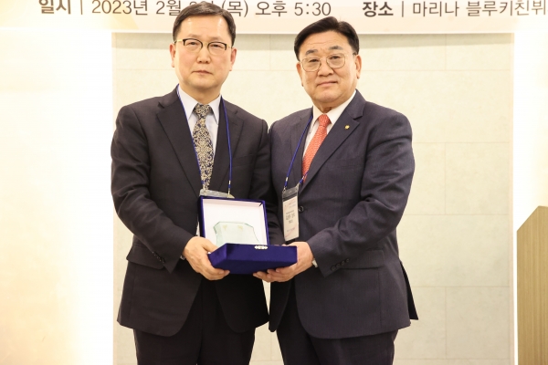 박경만 회장(좌) 수석부회장을 역임한 김성우 장로에게 감사패를 전달했다.