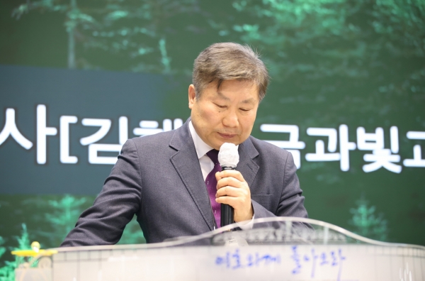 박석환 목사 (전)CTS,경남방송 칼럼 /장유소금과빛교회)의 폐회예배 대표기도