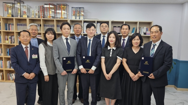 선교국장 유진성 목사외 선교국원과  목사안수식을 앞둔 선교사 부부일동 기념촬영