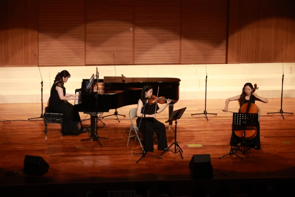 Piano Trio Amor 전보라 정지은 노영은• 1. Graceful Ghost Lag William Bolcom• 2. Amazing graceful with bach Traditional American Melody-Arr. by Sun Ahn