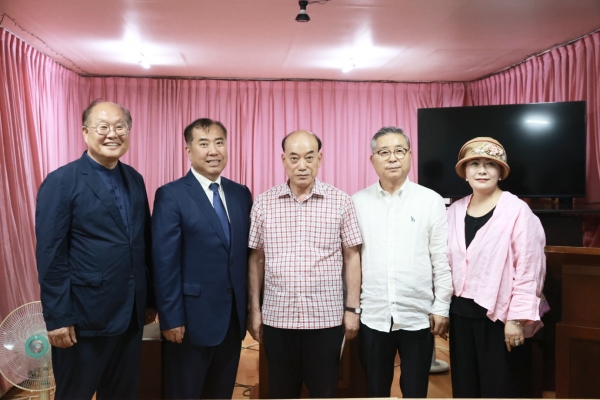 해운대구기독교연합회 임원들이 성금 전달