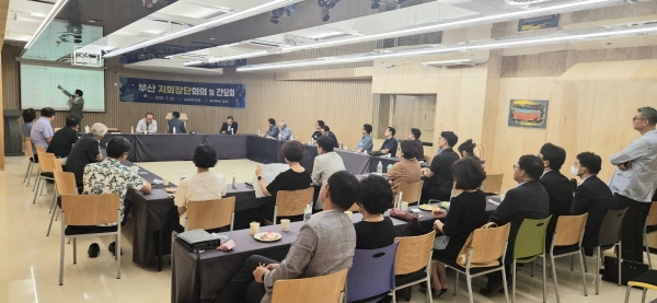 CBMC부산총연합회(회장 이승규)는 지난 7월 22일(화) 저녁 6시 부산 AG405호텔에서 CBMC중앙회 최범철 회장 초청, ‘부산 지회장단 회의 및 간담회’를 개최하고 CBMC 운동의 활성화와 지회창립을 위한 전략적 방향을 공유했다.