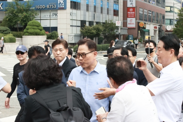 손현보 목사(부산 세계로교회 담임)가 검찰의 영장청구에 따른 법원의 영장실질심사를 받기 위해 지지자들의 배웅을 받으며 부산지법으로 향하고 있다. 법원은 이날 밤 늦게 “도망의 염려가 있다”며 구속영장을 발부 했다.