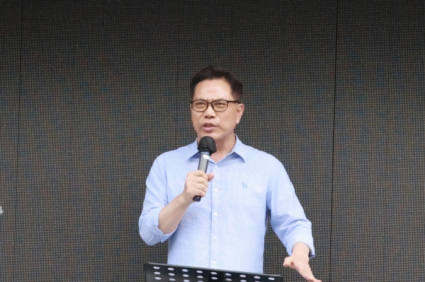 8일 오전 부산지검 앞에서 열린 세계로교회와 고신애국지도자연합, 부기총⦁부교총, 자유학회 등이 공동 주관한 대규모 집회에 손 목사가 마지막으로 연단에 올라 단체참석자들에게 기도를 당부하는 짧은 메시지를 전했다.
