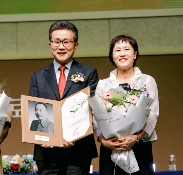 하이패밀리 대표 송길원 목사가 서울 밀알학교 그레이스 홀에서 개최된 제35회 일가상 시상식에서 사회공익부문 대상을 수상했다. 사진 우는 아내 김향숙 사모
