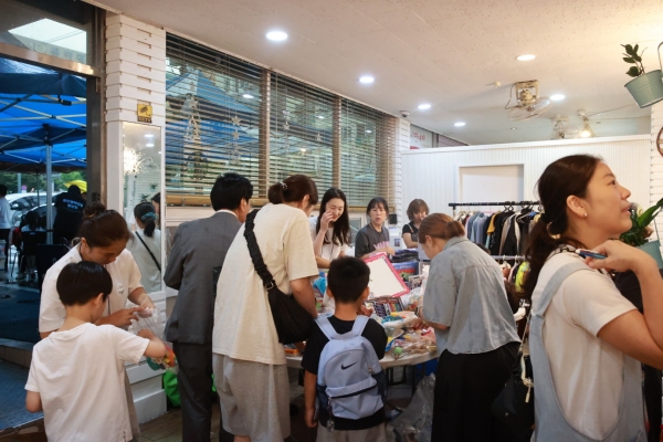 부산서구가족센터(센터장 이미경)와 부산영락교회(윤성진 목사) 부설기관인 사회복지법인 영락복지재단(이사장 서윤수 장로)이 함께 마련한 ‘공동육아나눔터 장터-아나바다 키즈마켓’이 지난 9월 13일(토), 가을비가 내리는 부산 서구 영락교회 주차장에 열렸다.