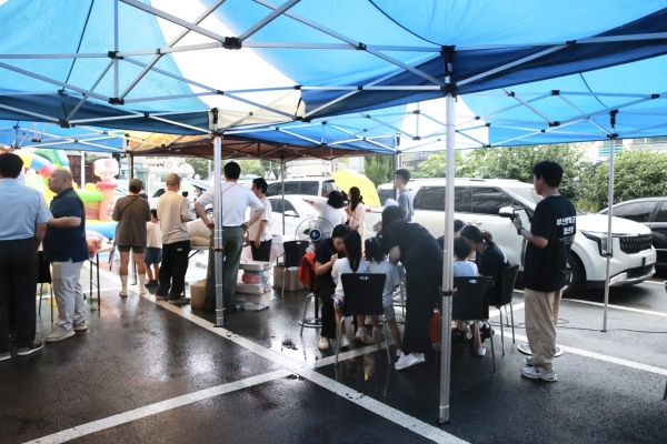 부산영락교회 마당 주차장에 설치된 부스.