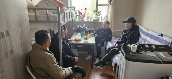 일행이 ‘믿음⦁소망⦁사랑⦁은혜의 집' 기숙사에서 거주인과 대화를 가졌다.