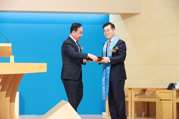 의사봉 전달