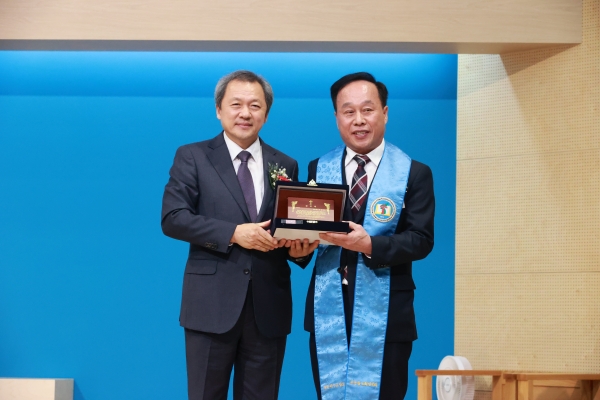 부산동노회장 신관우 장로가 격려사에 이어 공로패 전달