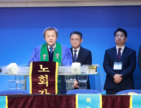 제90회기 노회장 신관우 장로(백양로교회)의 사회, 뒤로 중앙에 91회기 노회장 하상효 목사(모라교회)와 옆에 목사부노회장 안효찬 목사(학장제일교회).