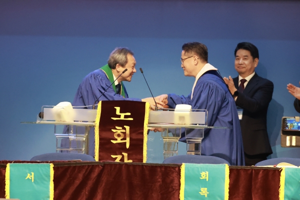 의사봉 전달