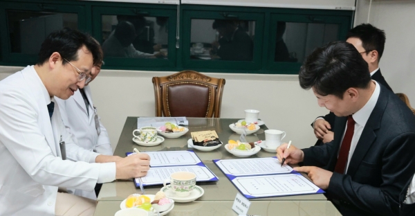 부산 온누리교회 담임 박성수 목사(우측)와 세계로병원 이호진 병원장이 협약서에 서명을 하고 있다.
