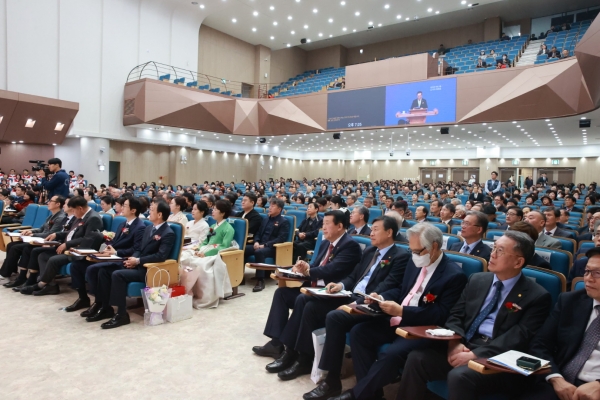 2025년 10월 29일(수) 저녁 7시 대구 동일교회(담임 오현기 목사)는 오랜 기도와 헌신 끝에 완공된 새 성전 2층 대예배실에서 '입당 및 임직·은퇴 감사예배'를 드리며 하나님께 영광을 올려드렸다.