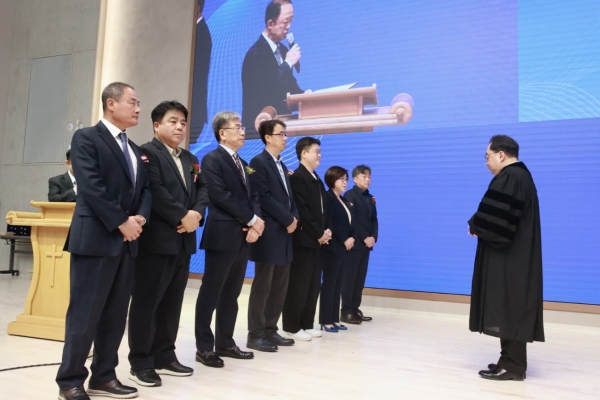 새성전 건축에 설계와 감리를 맡은 오병열 (주)타오스건축사 사무소 대표, 시공사 (주)영산건설 박은숙 대표, 시공사 에스엠건설(주) 김재선 대표, 감리 리안A&C건축사사무소 문상명 대표에게 각각 감사패를 전달됐다.