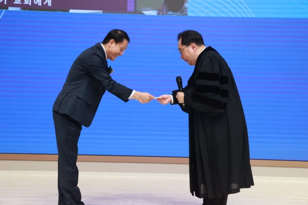 임직자가 교회에 예물증정