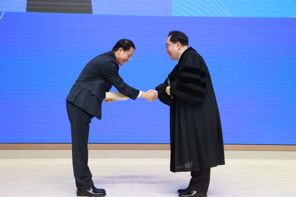 교회가 임직자에게 예물증정