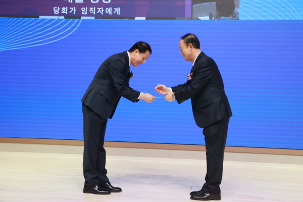 당회를 대표해서 임동제 장로가 집사 및 권사 은퇴자에게 예물증정