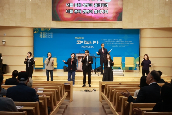 동일교회 찬양대의 찬양 인도