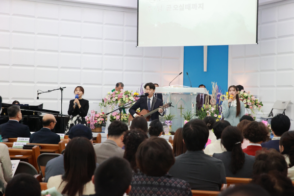 갈릴리교회 찬양단의 찬양인도