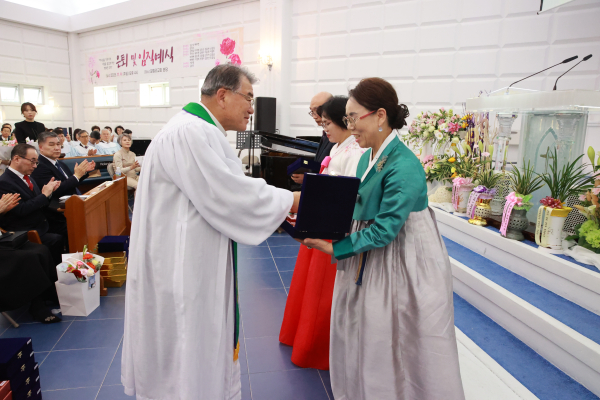 은퇴자에게 기념품 전달
