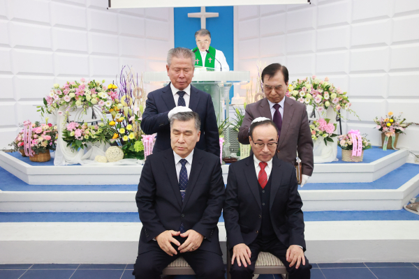 장로안수(좌 임군식, 우 배부현)