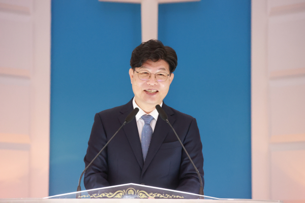 서용진 목사(신현교회)가 임직자들에게 권면