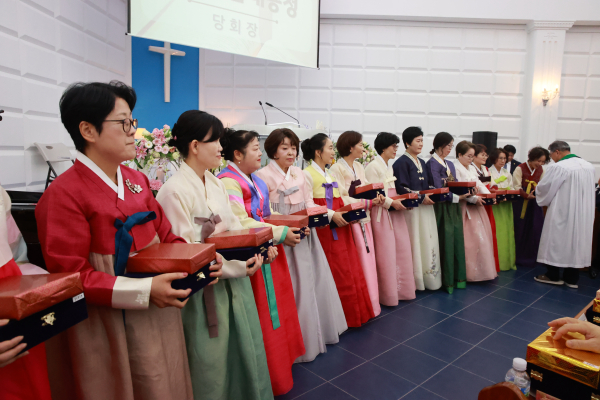 임직(권사안수) 기념패 및 선물증정