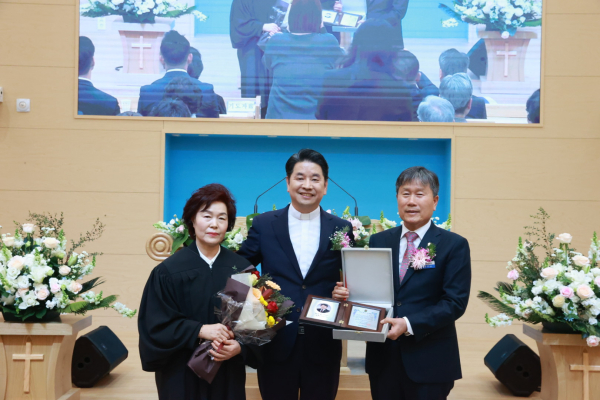 아내 송분옥 장로(좌)와 기념 촬영