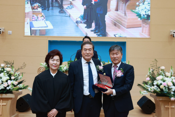 부산동노회를 대표해서 서기 선성기 목사가 공로패를 전달했다.