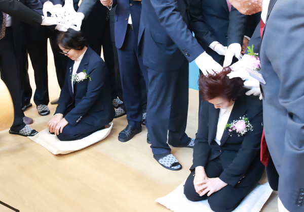 장로 임직자, 안수위원들과 악수례