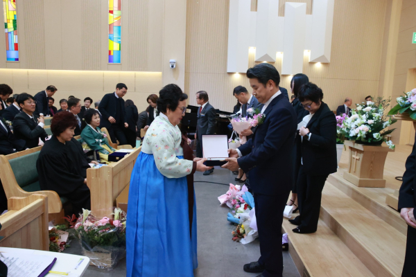 명예권사로 추대된 장연선 권사가 추대패를 받았다.