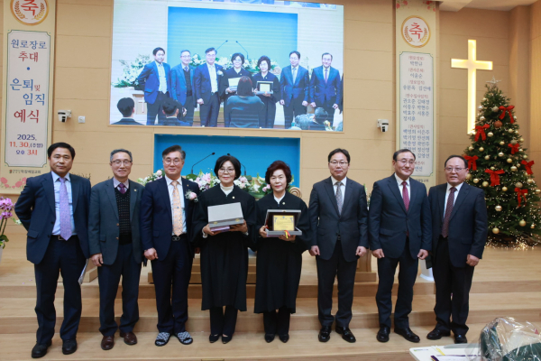 부산동노회 장로회 회장 남중성 장로가 임직 받은 장로들에게 임직패 및 배지를 증정했다.