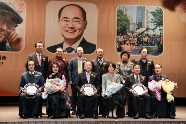 재단법인 21세기포럼문화재단(이사장 이성만 장로)이 제19회 기독문화대상 수상자로 선정한 정용근 서양화가(문화예술 부문), 최재원 부산대학교 총장(교육 부문), 부산개인택시선교회(봉사 부문)에 대한 시상식을 지난 12월8일(월) 오후6시 부산롯데호텔 3층 크리스탈볼룸에서 거행했다.