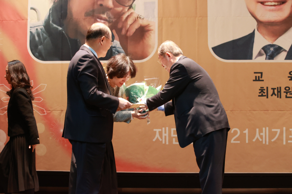 이성만 이사장으로부터 상패와 상금을 전달 받았다.