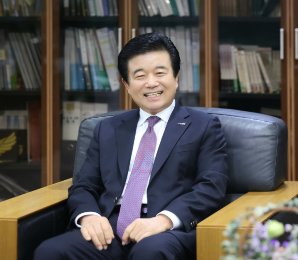 김성곤 목사 -풍성한교회 담임-두날개선교회 대표-칼빈대학대학원 석좌교수
