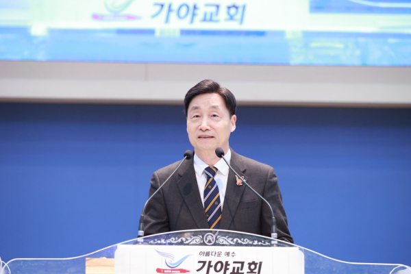 가야교회 박남규 위임목사가 은퇴장로들을 소개했다.
