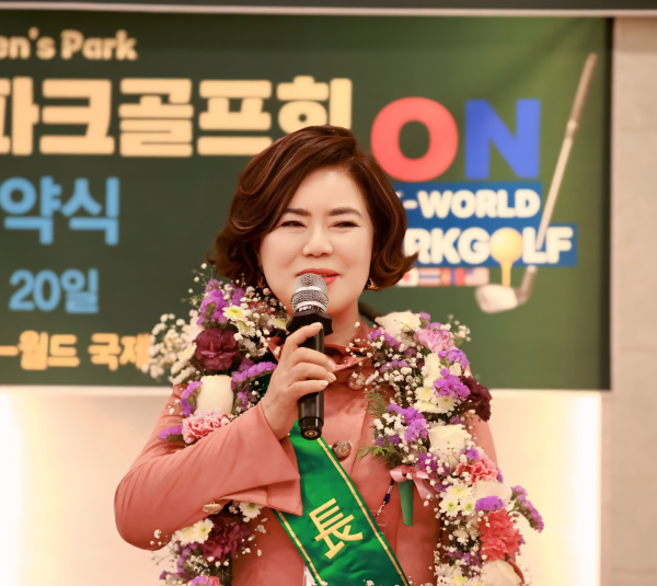 지난 2026년 1월 20일(화) 오후 6시, 부산 마리나블루키친에서 거행된 ‘K-부산여성 파크골프회 창단식’에서 초대회장으로 선출된 하한나 코리아잡앤잡 회장이 취임사를 전하며 회원들과 비전을 공유했다.