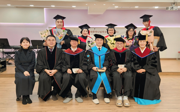 지난 1월 26일(월) 오후 6시, 해운대순복음교회 지하 1층 은혜홀에서 기독교대한하나님의성회(광화문⦁총회장 함동근 목사) 산하 순복음부산목회신학원(원장 최성구 목사) 졸업식이 은혜롭게 거행됐다.