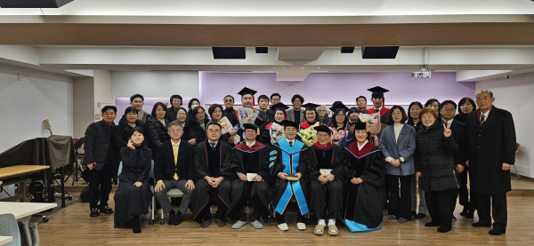 총회장, 국제선교총회장, 원장, 이사장, 교수들과 졸업생 및 관계자 일동 기념 촬영