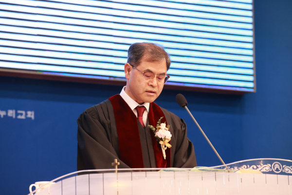 정진관 목사(서부산노회 서기열방선교교회 담임)의 성경봉독(사도행전 20장 28절과 베드로전서 5장 1~4절)