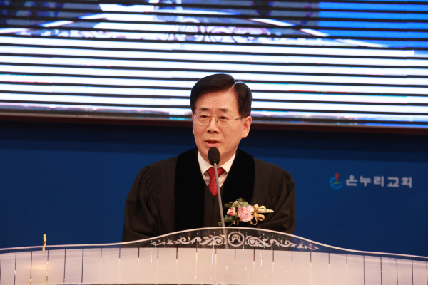 정성복 목사(직전부노회장, 광명교회 담임)가 임직자들에게 권면