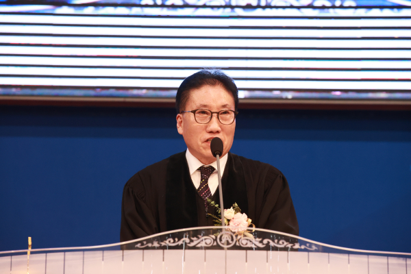 김명렬 목사(증경노회장, 은성교회 담임)가 성도들에게 권면