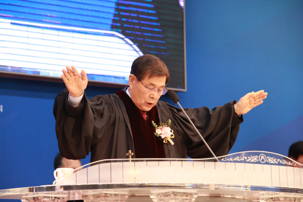 송성일 목사(노회공로목사, 풍성한교회 원로목사)의 축도