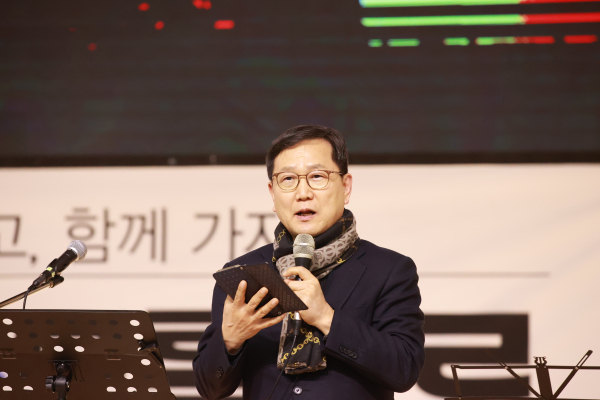 ‘교회폐쇄법 철회 추진위’ 부산본부장 박경만 목사(하나로교회)가 연단에 올라 ‘교회폐쇄법’에 대한 강력 철회를 외치며 기도와 관심, 참여를 부탁했다.